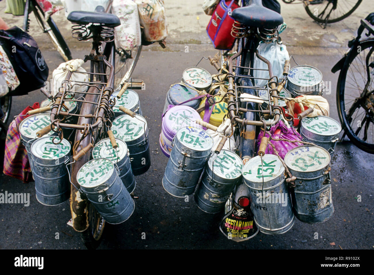 Dabawallas Pflege tiffin Kästen auf Zyklen, mumbai Bombay, Maharashtra, Indien Stockfoto