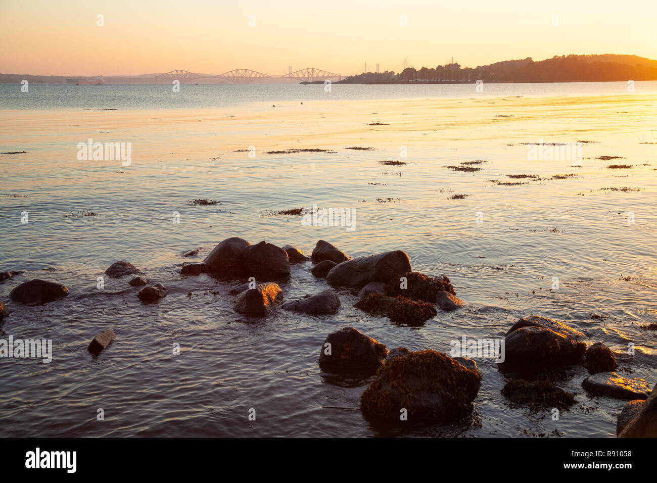 Sonnenuntergang an der Küste bei Dalgety Bay Fife in Schottland. Stockfoto