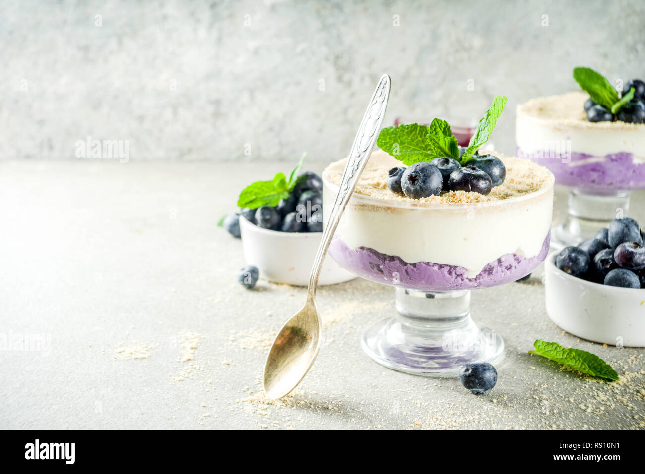 Sweet Summer Dessert, Blueberry keine gebackene invertiert Käsekuchen in Glas, grauen Stein Background Copy space Stockfoto