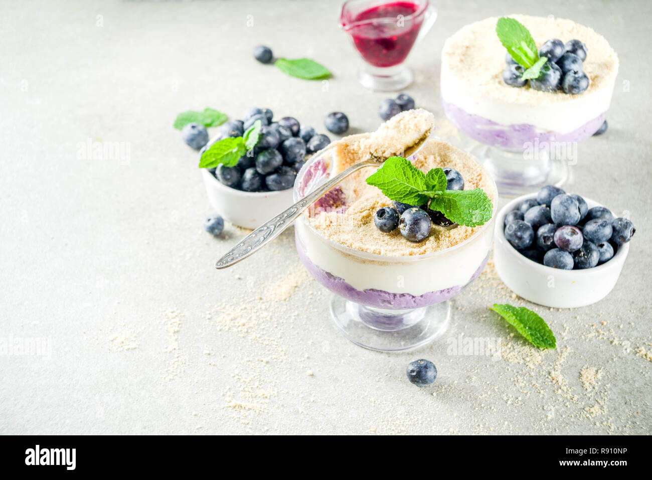 Sweet Summer Dessert, Blueberry keine gebackene invertiert Käsekuchen in Glas, grauen Stein Background Copy space Stockfoto