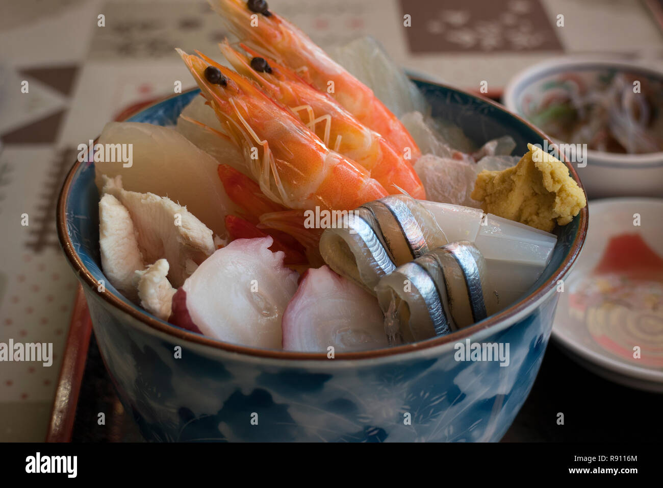 Traditionelle japanische Schale mit einer Vielfalt von Lebensmitteln für Mittagessen Stockfoto