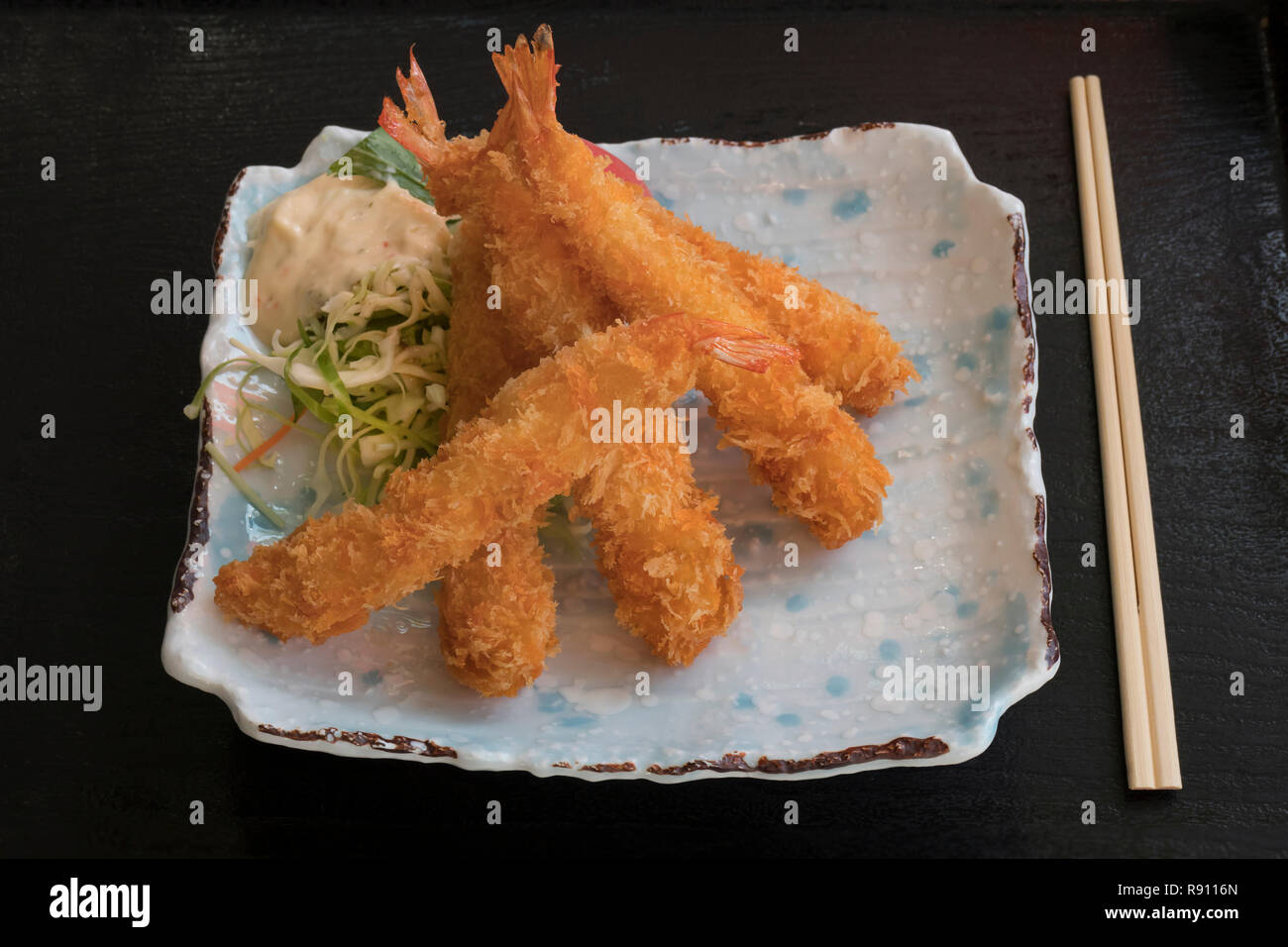 Traditionelle japanische Fried Tempura Garnelen auf einem Teller mit Mayonnaise Stockfoto