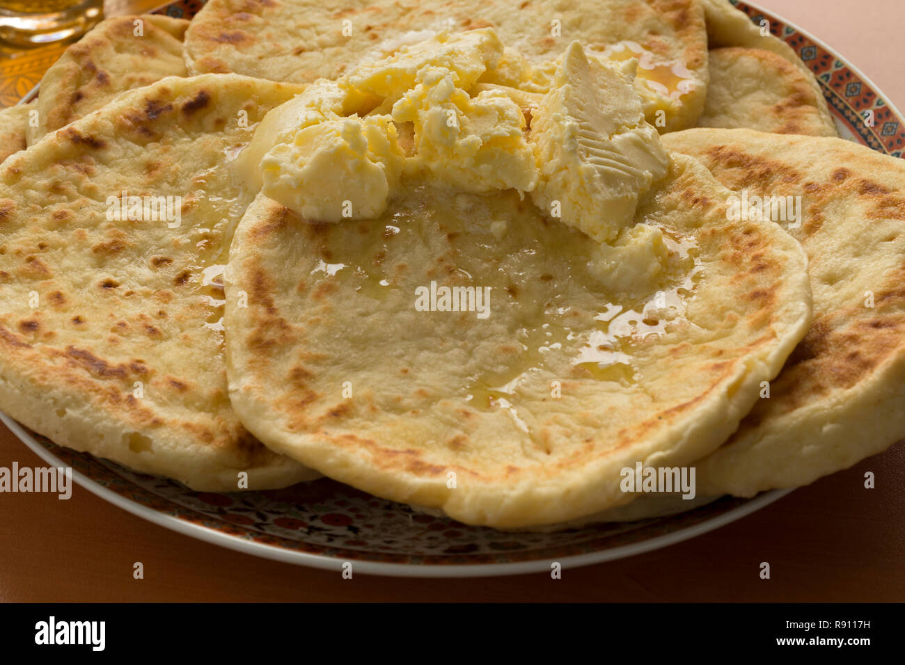 Schale mit traditionellen marokkanischen meloui Pfannkuchen gefüllt mit Butter Nahaufnahme Stockfoto