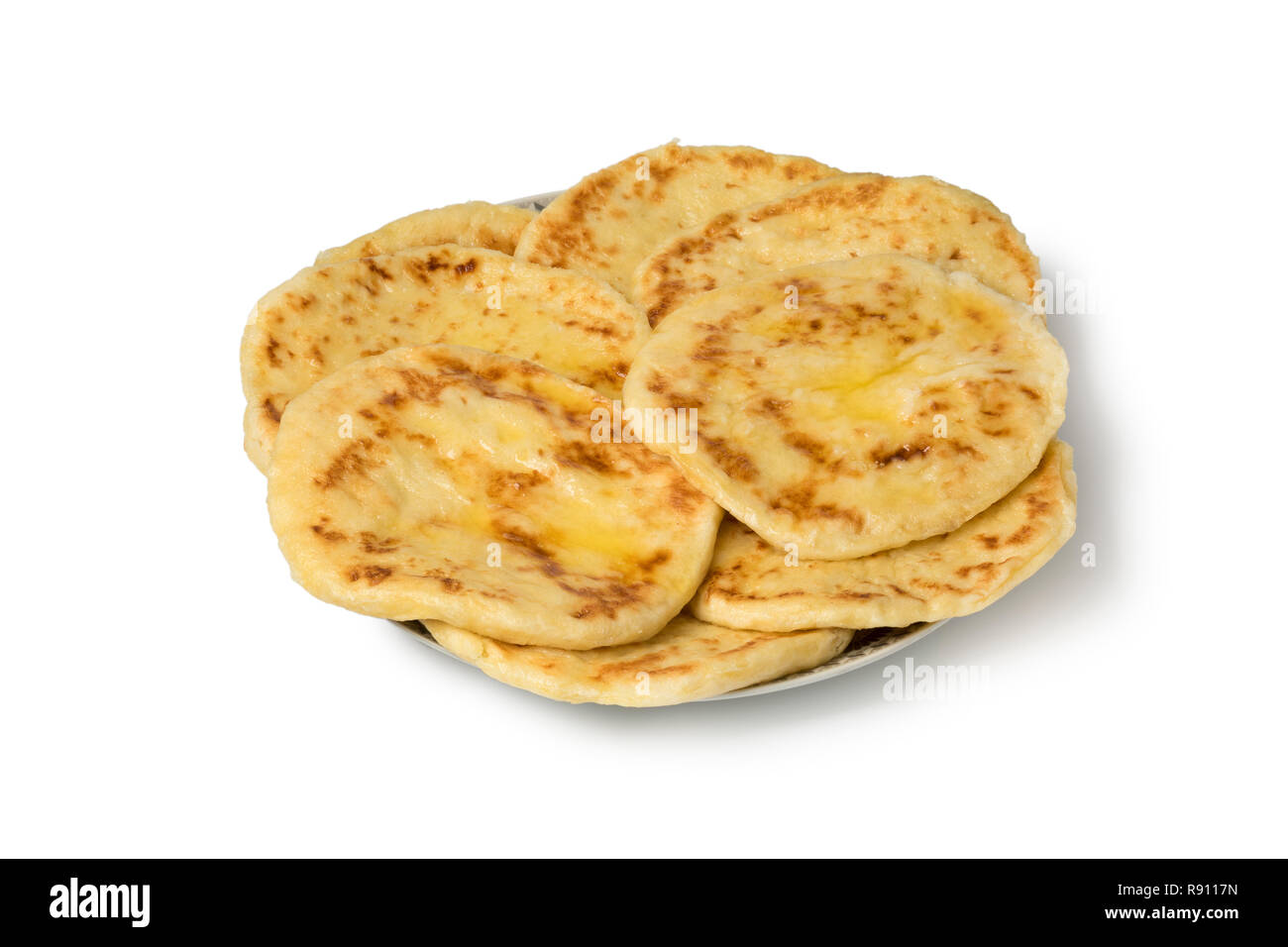 Schale mit traditionellen marokkanischen meloui Pfannkuchen gefüllt mit Butter auf weißem Hintergrund Stockfoto