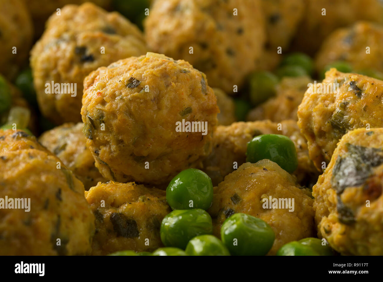 Im marokkanischen Stil Hackfleisch Huhn Kugeln und grünen Erbsen Nahaufnahme Stockfoto
