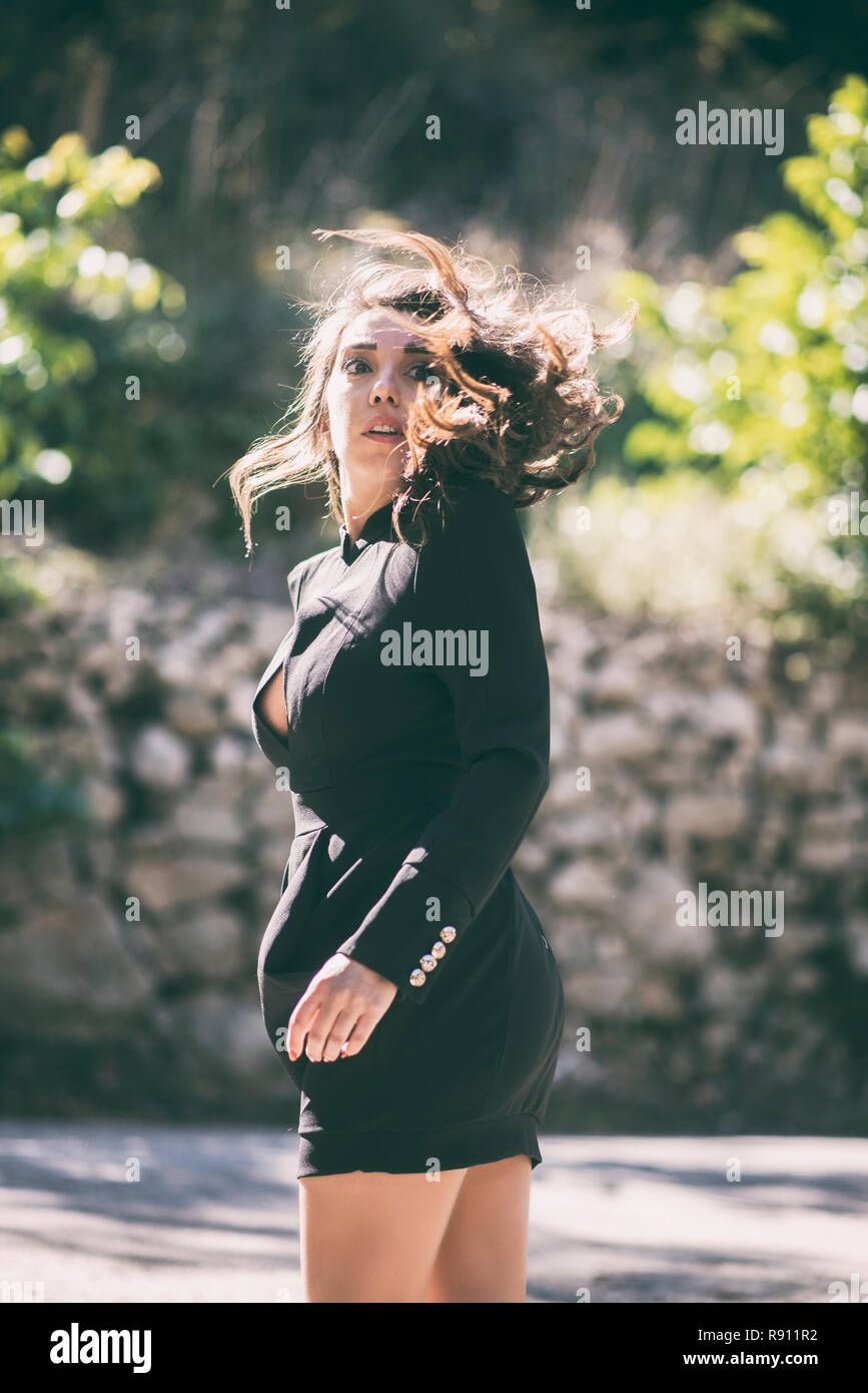 Frau in Gefahr, über der Schulter Stockfoto