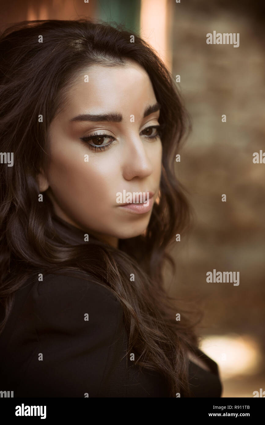 Traurige junge Frau wegschauen Stockfoto