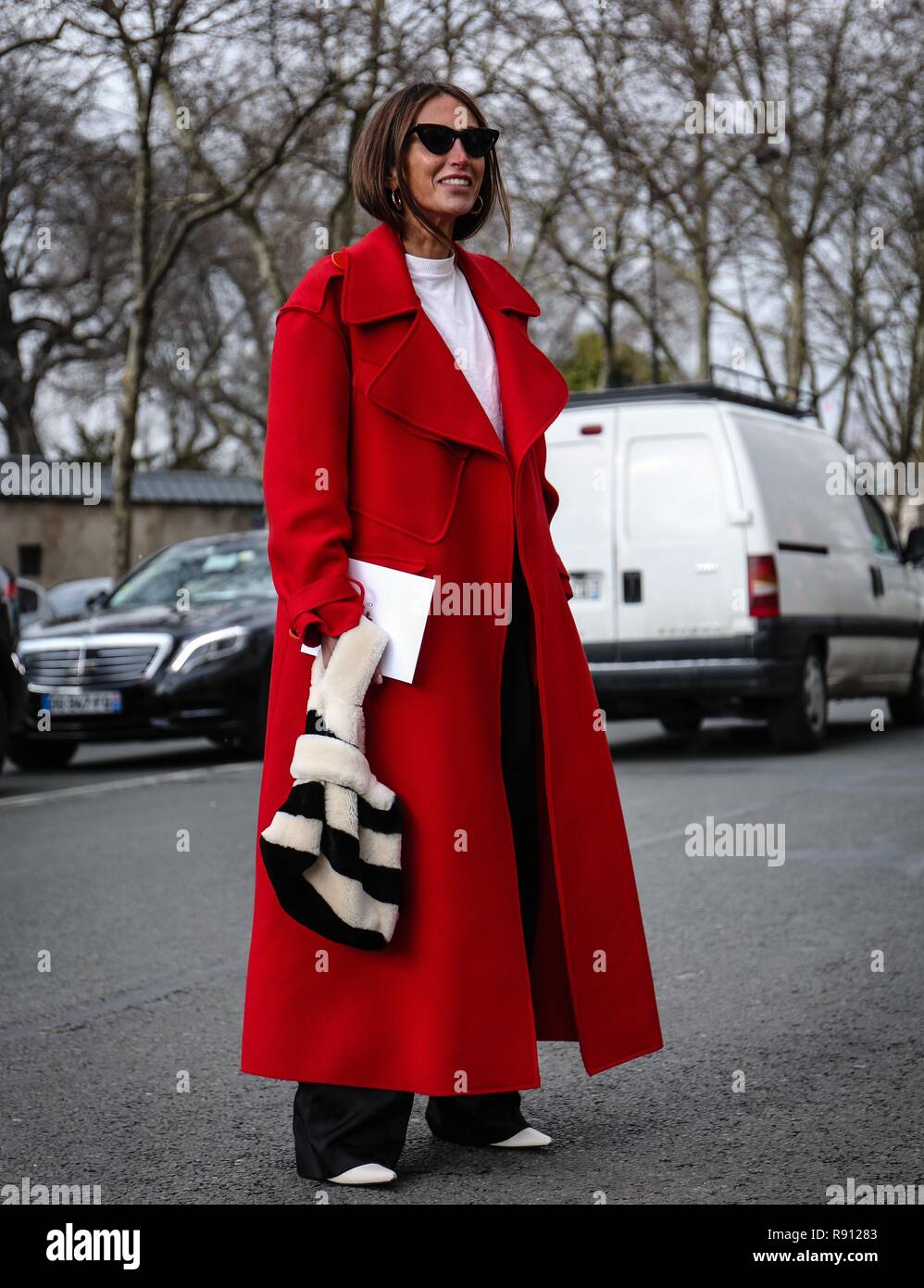 PARIS, Frankreich, 27. Februar 2018: Loulou De Saison auf der Straße während der Pariser Modewoche. Stockfoto