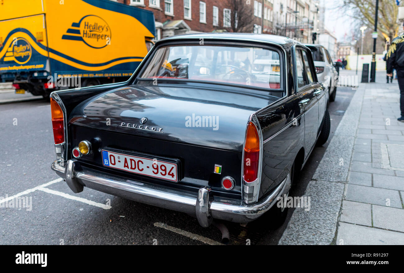 Classic Peugeot 404 In London UK geparkt Stockfoto
