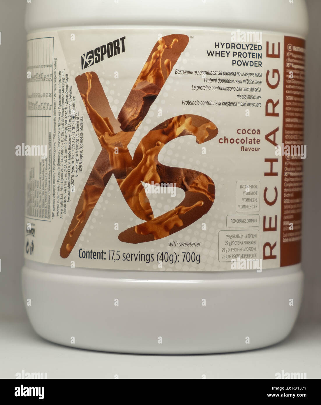 CAGLIARI, Italien - Dezember 2018: XS Sport Nutrition Whey Protein auf weißem Hintergrund. Nutrilite natürliches und vegan ergänzt. Natürliche Ergänzungen. Stockfoto