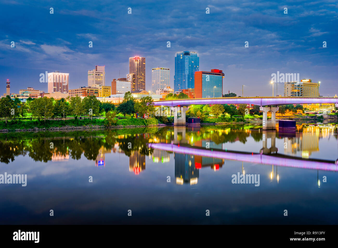 Little Rock, Arkansas, USA Skyline auf dem Arkansas River in der Abenddämmerung. Stockfoto