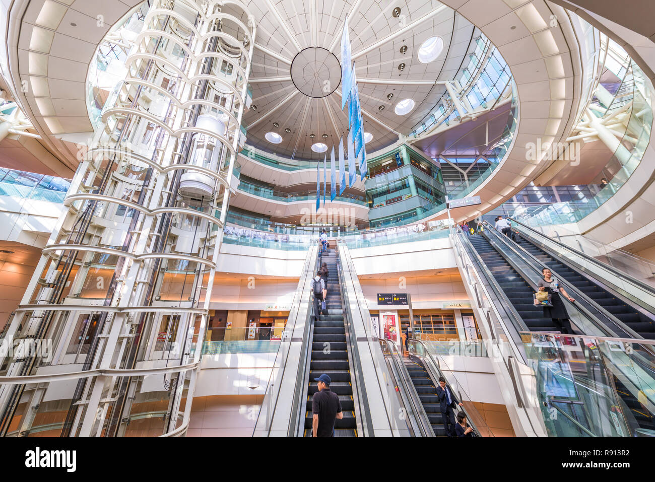 TOKYO, JAPAN - 1. September 2015: Die Passagiere betreten Haneda Airport. Haneda ist einer der beiden wichtigsten Flughäfen, die den Großraum Tokio Bereich dienen. Stockfoto