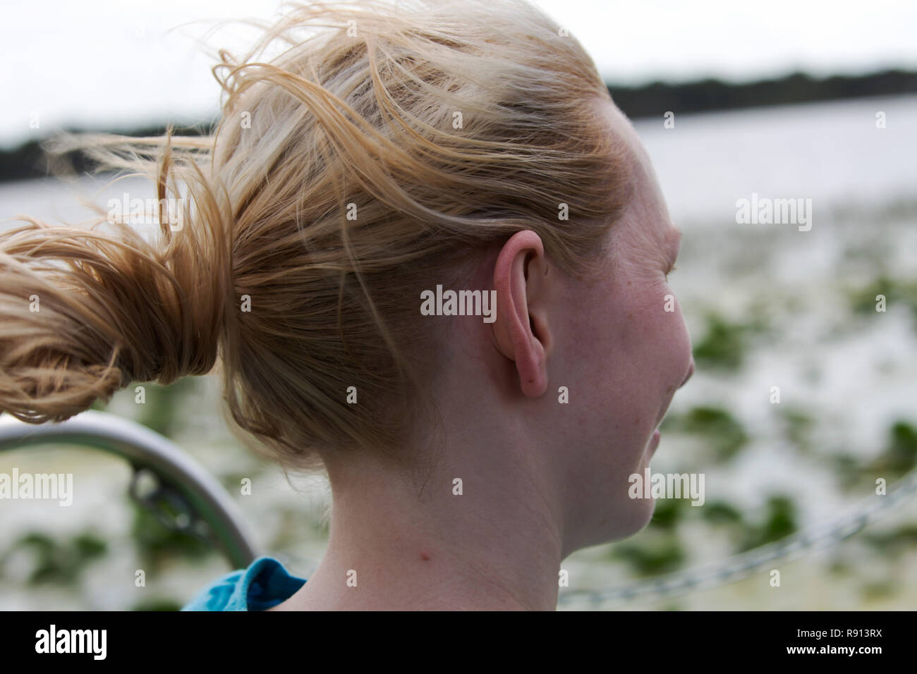 Frau mit Haar weht im Wind auf Air Boot Stockfoto