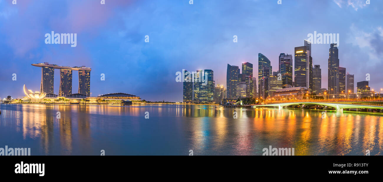 Skyline von Singapur in der Bucht vor der Morgendämmerung. Stockfoto