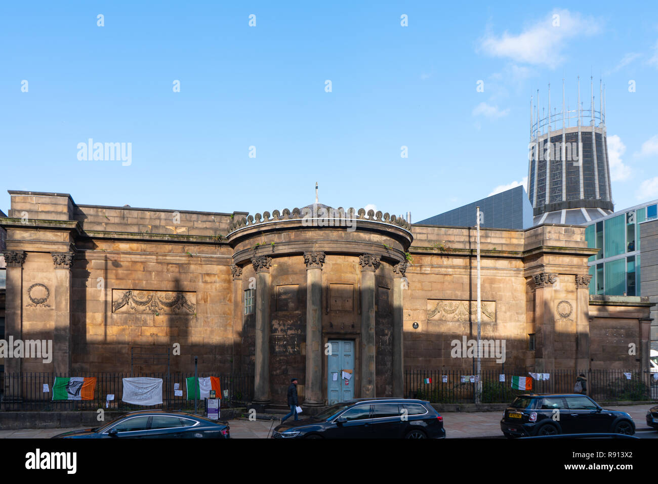 Die ehemalige irische Zentrum, Mount Pleasant, Liverpool, mit der Metropolitan Kathedrale im Hintergrund. Bild im November 2018 getroffen. Stockfoto