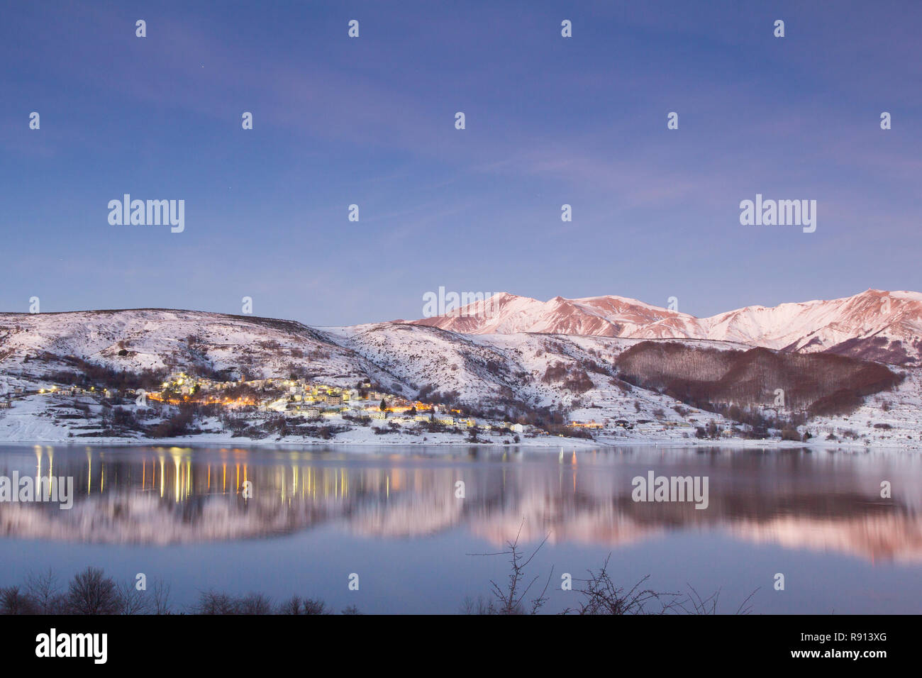 Wunderbarer Blick auf Mascioni kleines Dorf in der Abenddämmerung auf Campotosto see Stockfoto