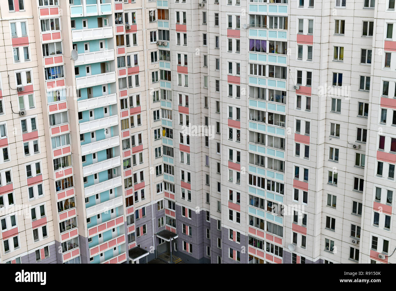 Moderne Ecke Apartment Gebäude mit Balkons Stockfoto