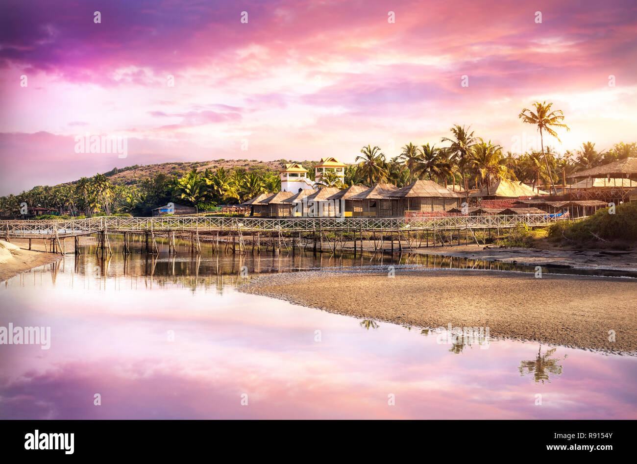 Tropische scenic mit Strand, Fluss- und Erholungsort am violetten Himmel in Goa, Indien Stockfoto