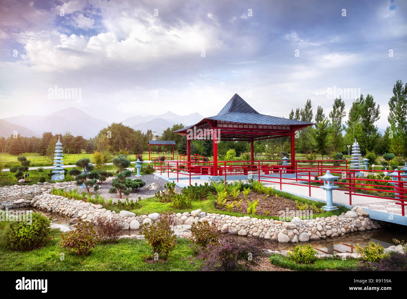 Japanischer Garten mit rote Pagode am Berge und blauer Himmel in Dendra Park des ersten Präsidenten in Almaty, Kasachstan Stockfoto