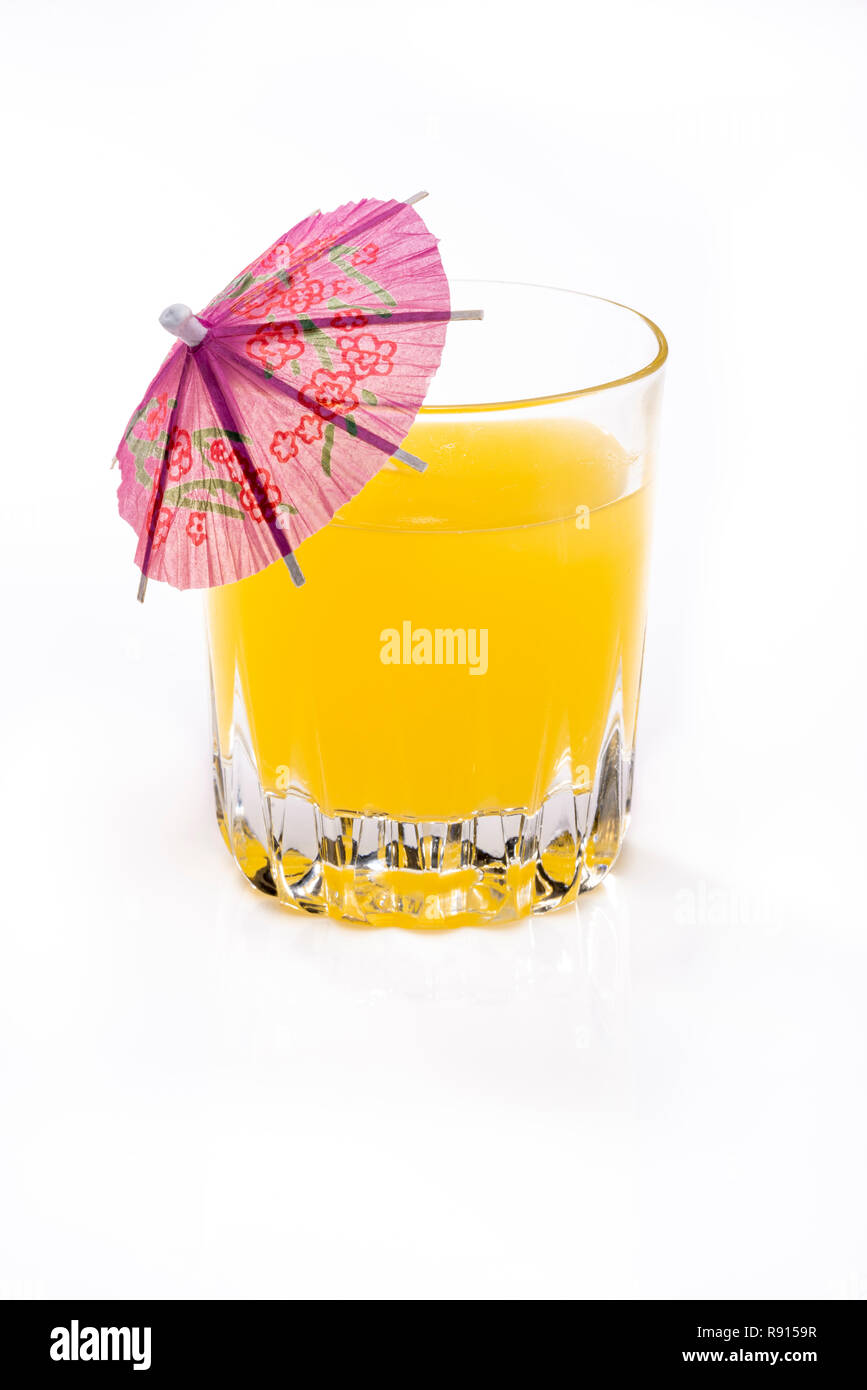 Orange Drink mit Cocktail Regenschirm, isoliert auf Weiss. Stockfoto