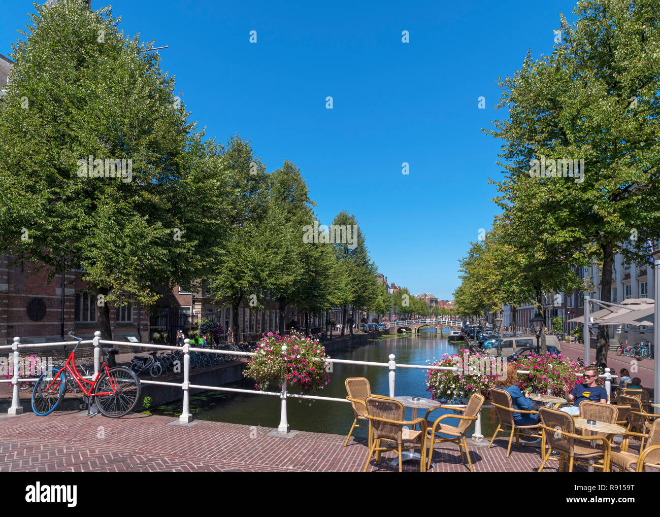 Cafe auf Nonnenbrug an der Rapenburg Kanal mit der Universität auf der linken Seite, Leiden, Zuid-Holland (Südholland), Niederlande Stockfoto