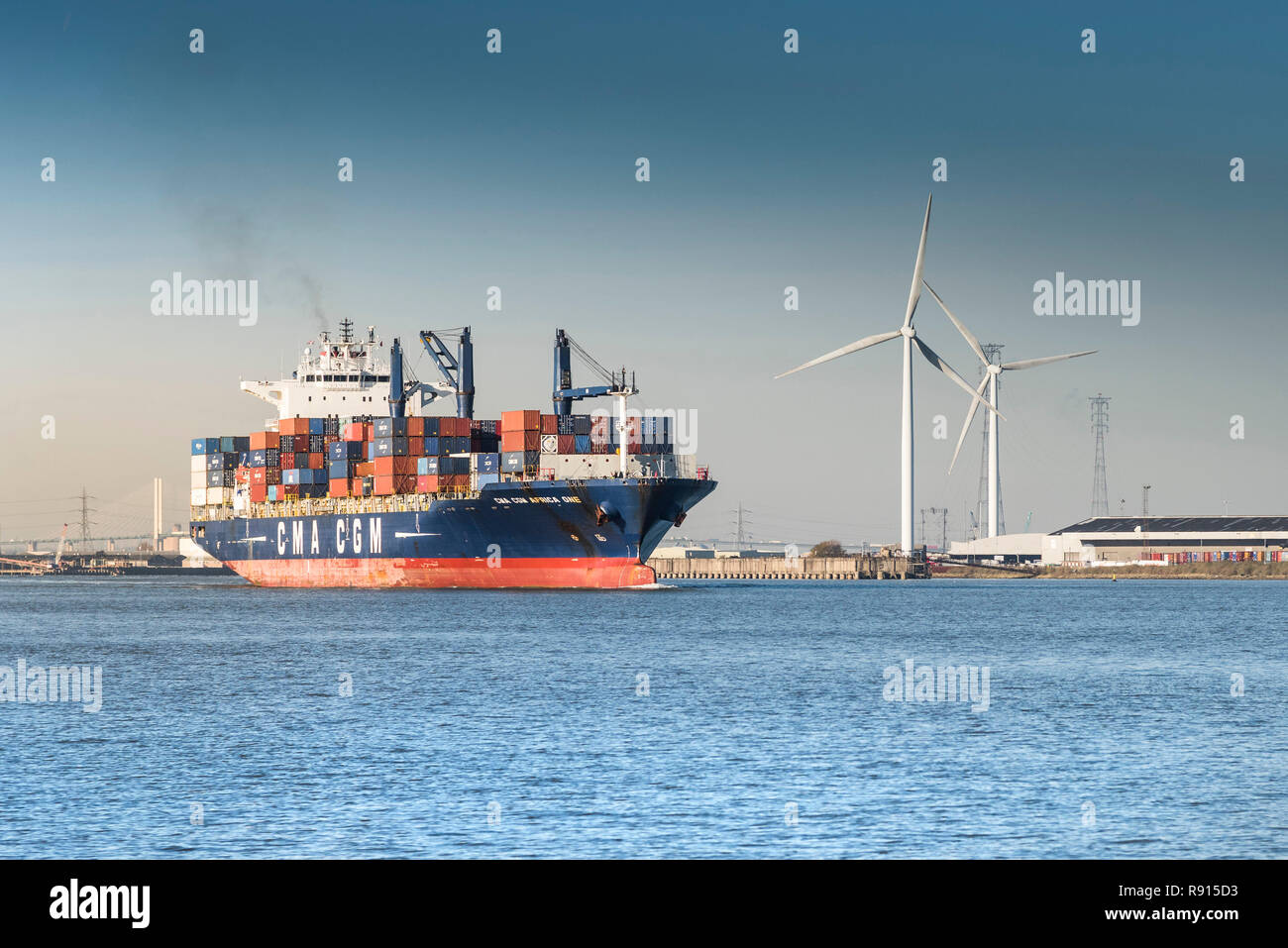 Schifffahrt auf der Themse. Die CMA CGM Afrika einen Container Schiff verlässt den Hafen von Tilbury und Dampfenden flussabwärts an der Themse. Stockfoto