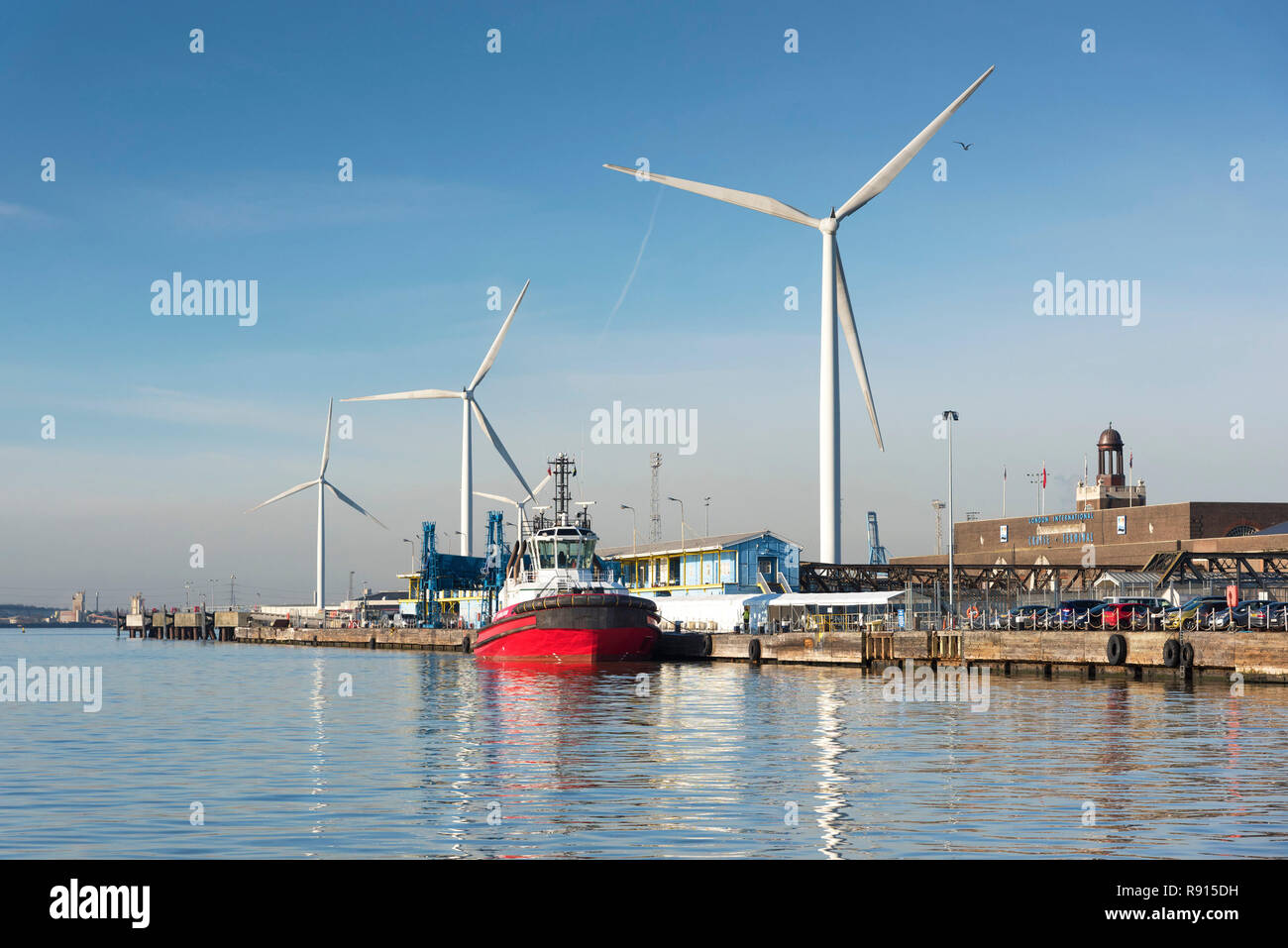 Windenergieanlagen im Hafen von Tilbury an der Themse. Stockfoto