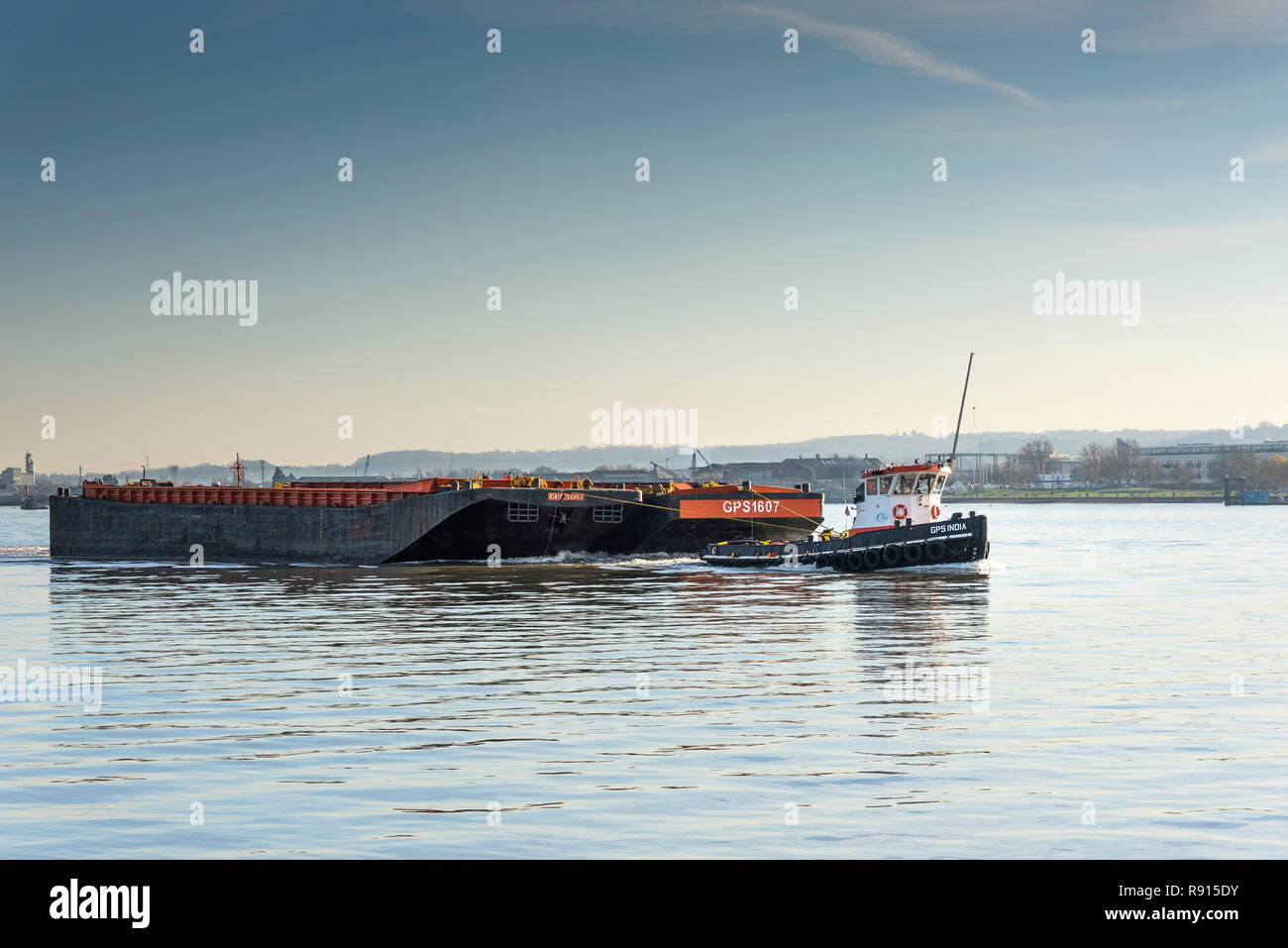 Schifffahrt auf der Themse. Der Schlepper GPS-Indien Abschleppen zwei blockkalibrator Sandschiffen und Dampfenden flussaufwärts auf der Themse Stockfoto