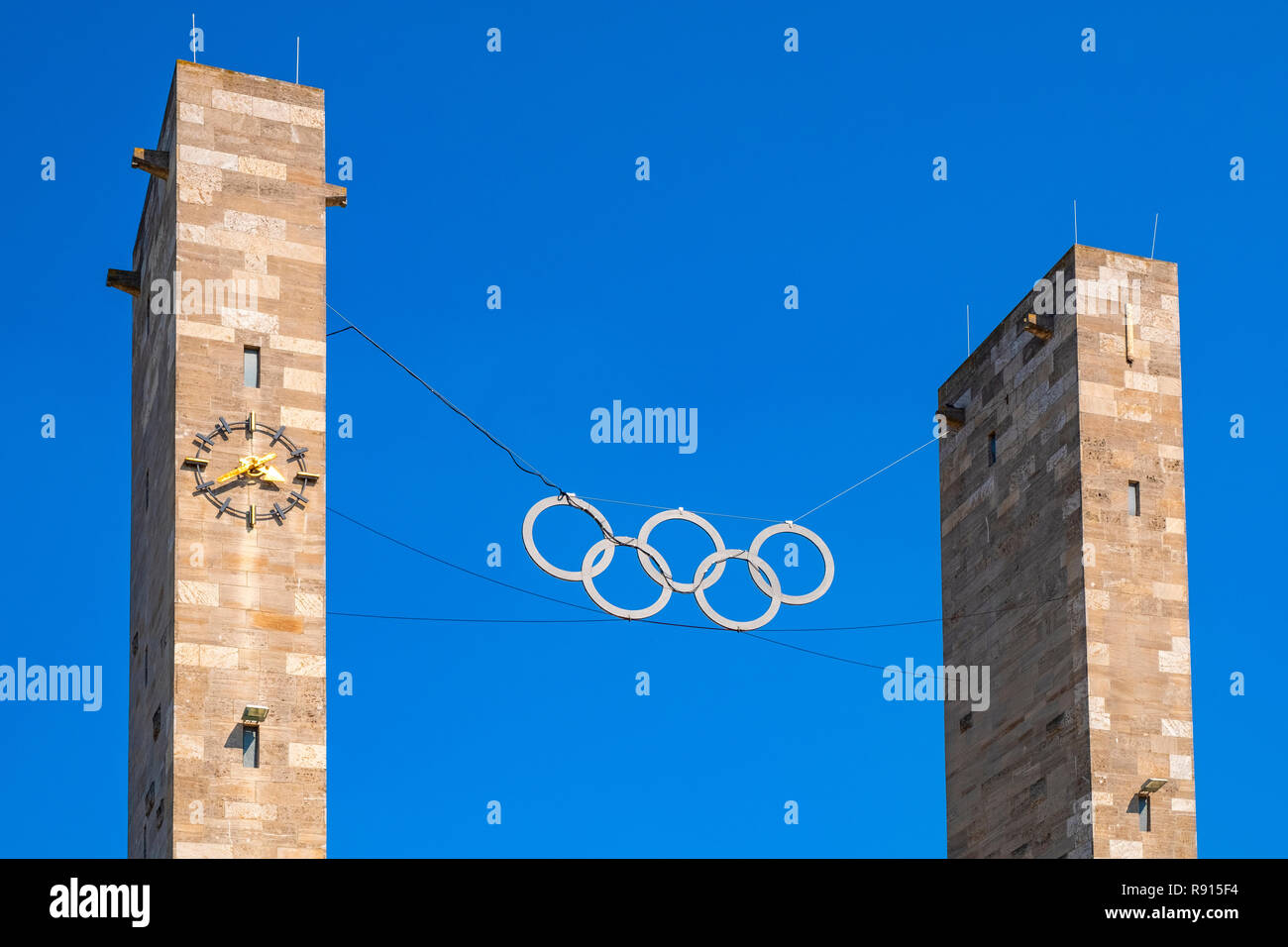 Berlin, Berlin/Deutschland - 2018/07/31: Eingangstor Spalten der historischen Olympiastadion Stadion, die ursprünglich für den Sommer gebaut Stockfoto