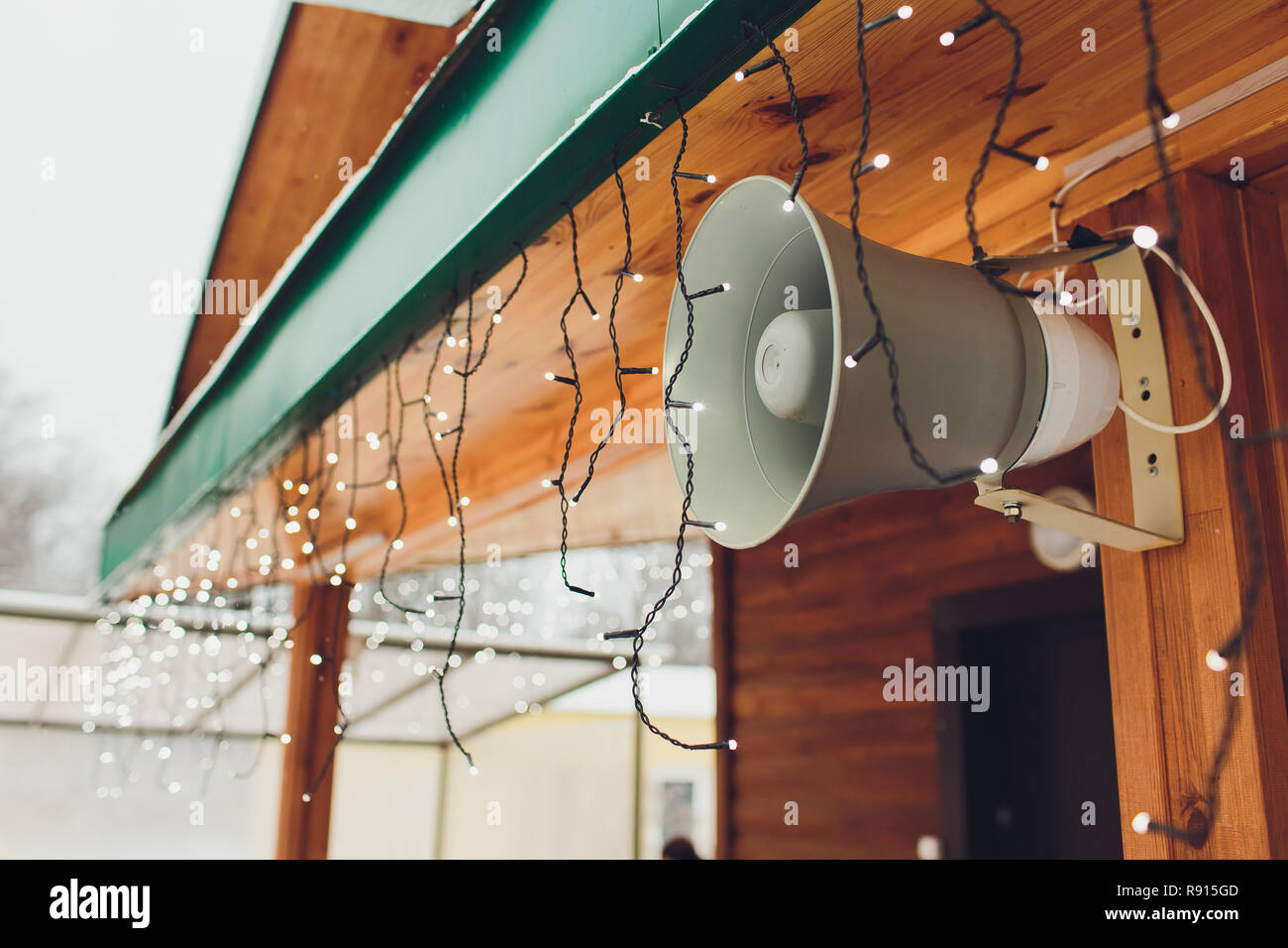 Sirene und Alarm Lautsprecher an der Wand in der Stadt Stockfotografie -  Alamy