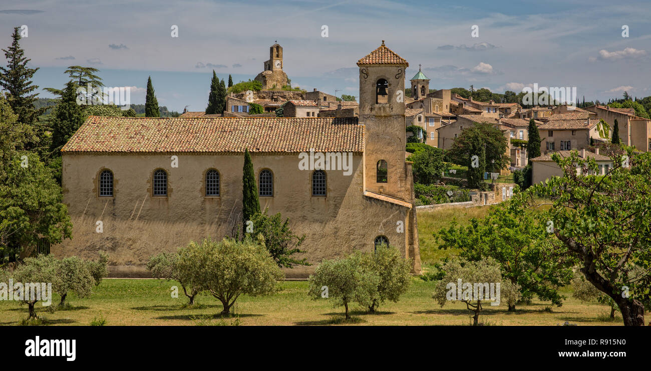 Evangelische Kirche und Olivenbäumen in Lourmarin, Provence, Luberon, Vaucluse, Frankreich Stockfoto
