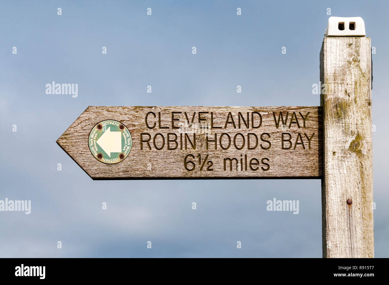 Ein Wegweiser für die Cleveland Weg lange Strecke Fußweg weist den Weg zu Robin Hoods Bay. Stockfoto