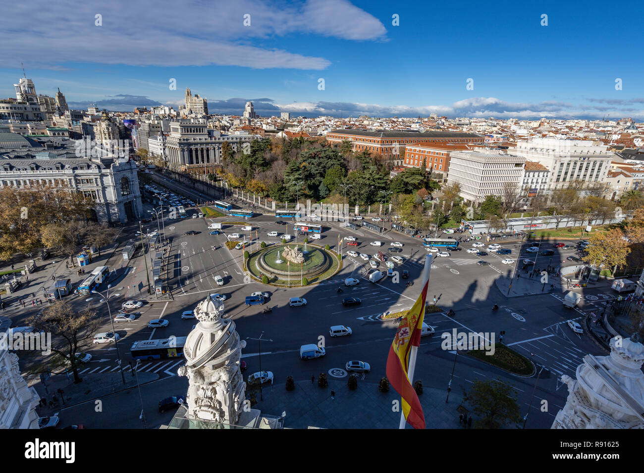 Luftaufnahme von Cibeles Brunnen an der Plaza de Cibeles in Madrid an einem sonnigen Tag Stockfoto