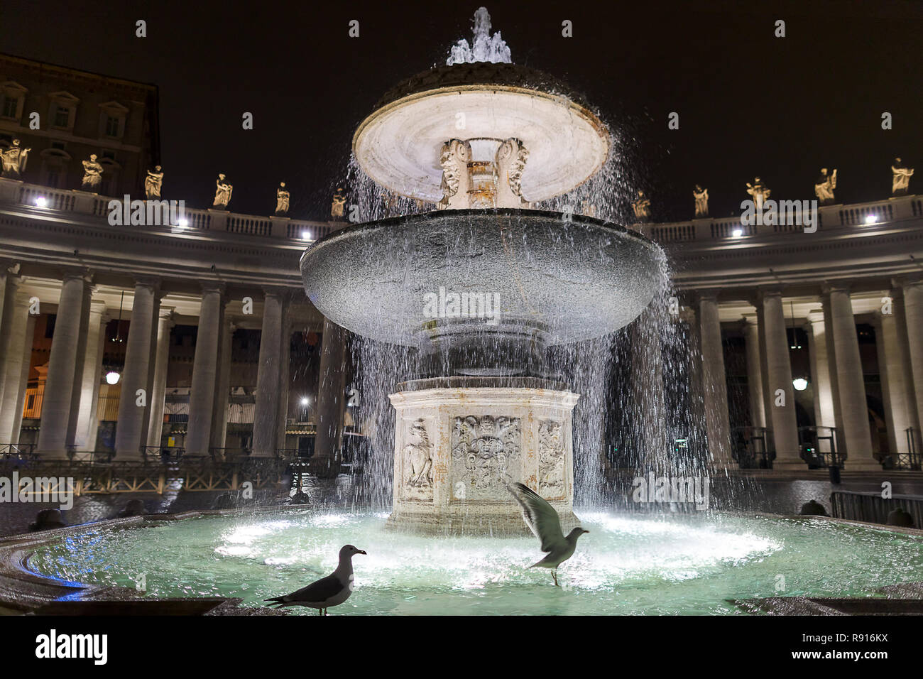 Die sogenannten alten Brunnen ist einer der 2 Brunnen auf dem Petersplatz im Vatikan. Hier nachts schießen, den Hintergrund, die c Stockfoto