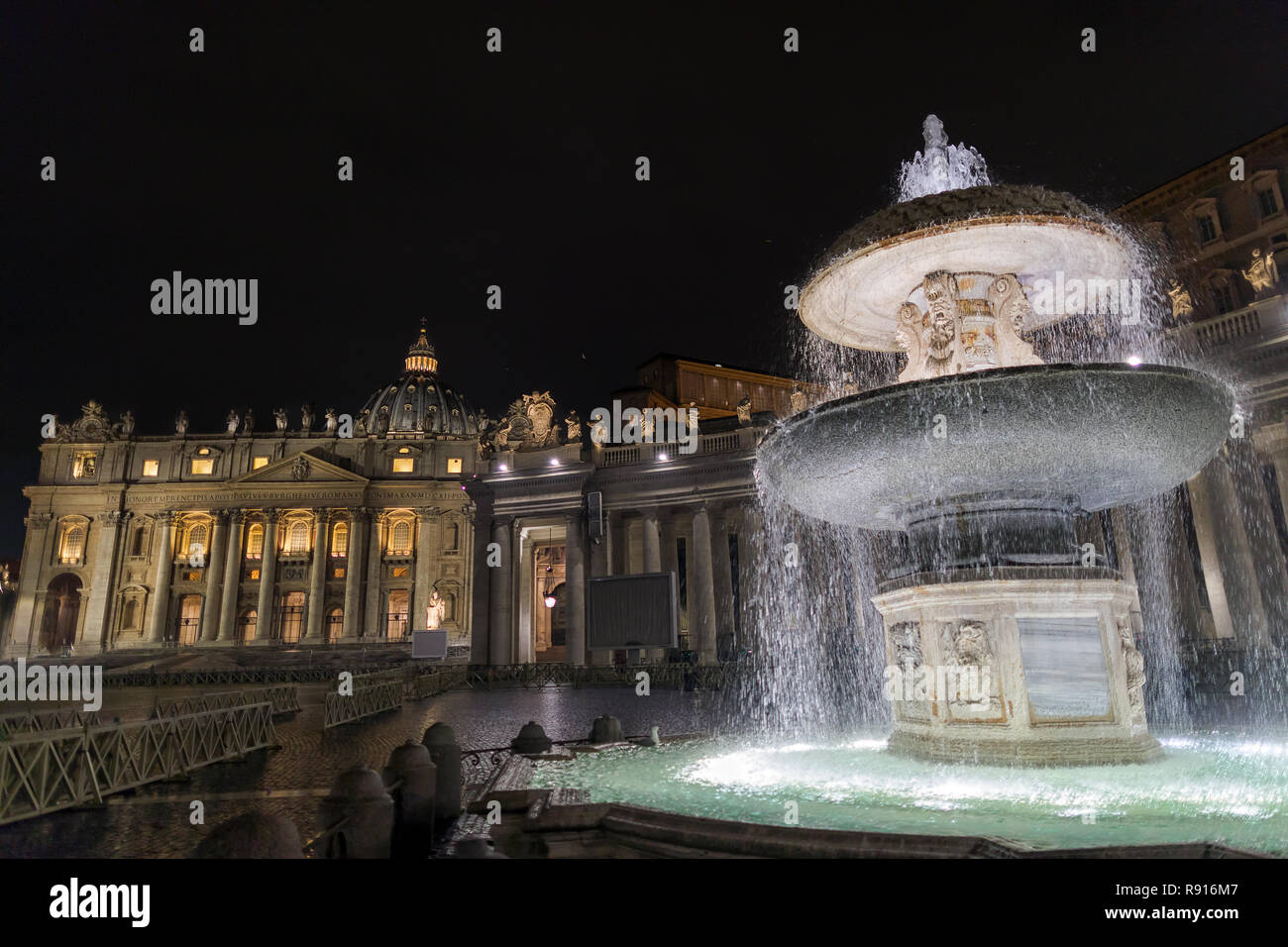 Die sogenannten alten Brunnen ist einer der 2 Brunnen auf dem Petersplatz im Vatikan. Hier nachts schießen, den Hintergrund, die f Stockfoto