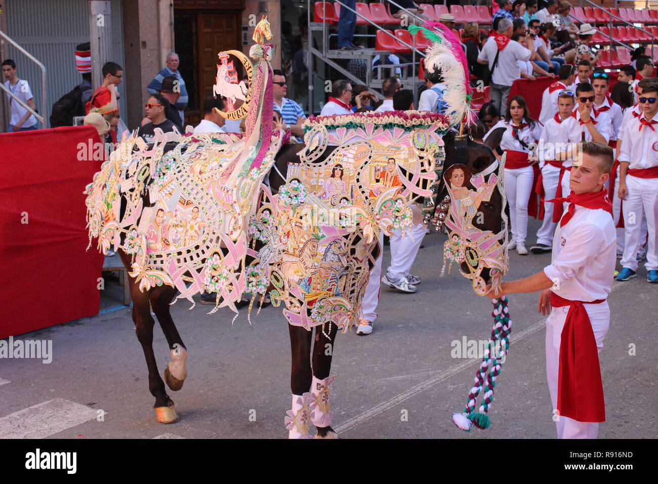 Junge mit einem Pferd in bestickten Kostüm in die Parade in Los Caballos Del Vino Caravaca de la Cruz. Die Stickerei wird verwendet, um das Pferd Kostüm zu machen Stockfoto