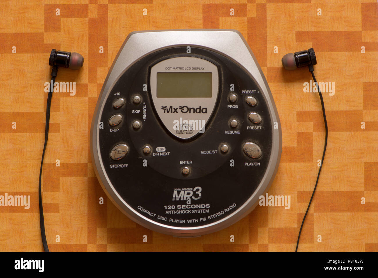 Ein schwarzes CD-Player mit Kopfhörer auf orangem Hintergrund Stockfoto