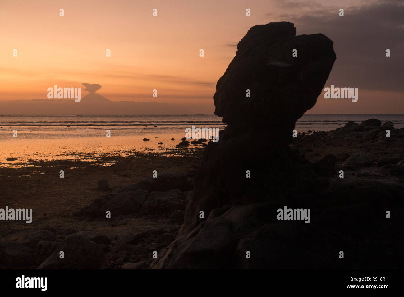 Sunsetting bei Sekotong in Lombok. Im Hintergrund der Vulkan Gunung Agung auf Bali ist Ausbrechenden Stockfoto
