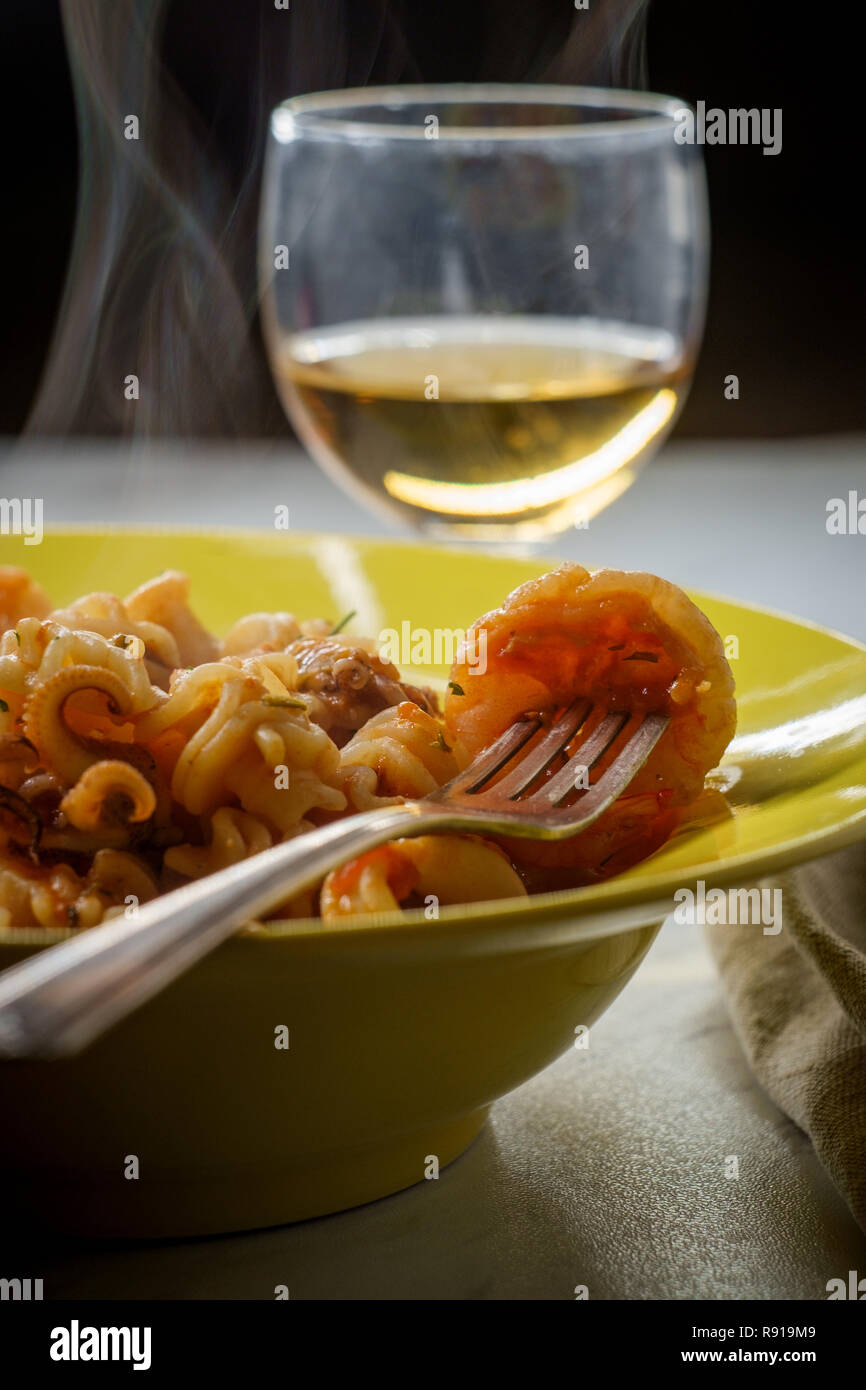 Italienische radiatori Pasta mit Garnelen und Tintenfisch in süßen Sherry Wein rosa Soße Stockfoto