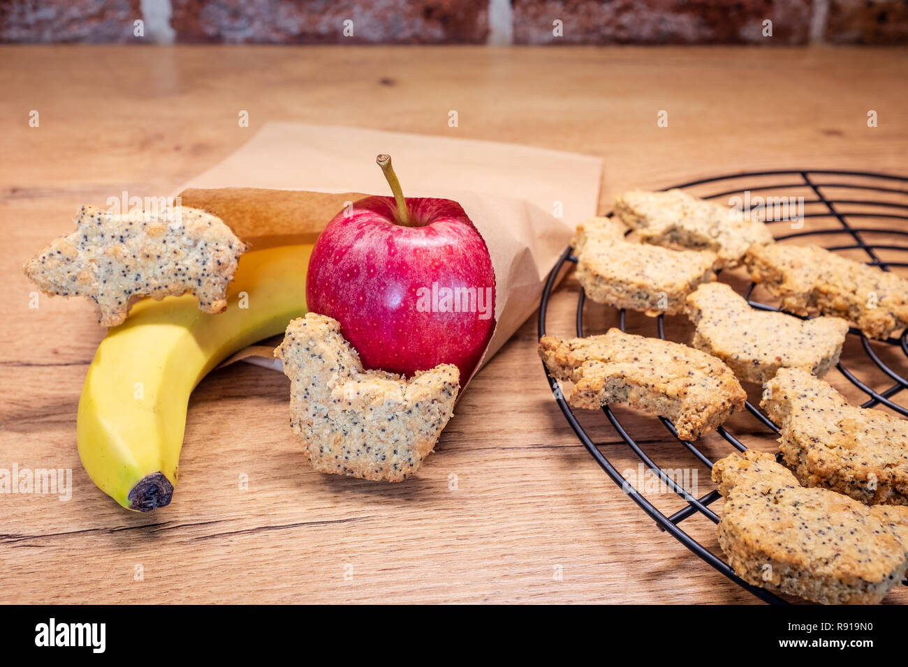 Kunststoff kostenlose gesunde Schule oder Arbeit Snack in Recyclingpapier snack Beutel mit authentischen echte hausgemachte Speisen. Authentische richtiges Essen. Stockfoto