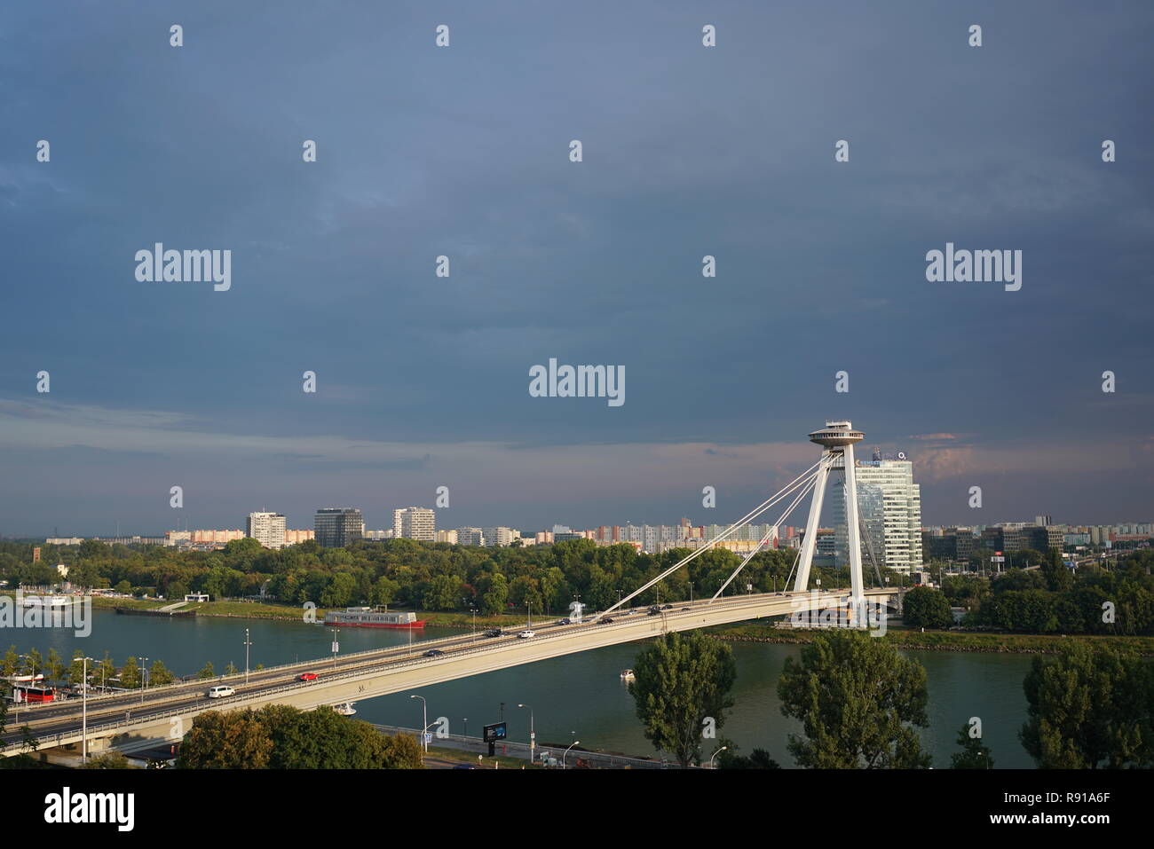 Die "UFO-Brücke' zwischen zwei Seiten von Bratislava, der Hauptstadt der Slowakei. Stockfoto