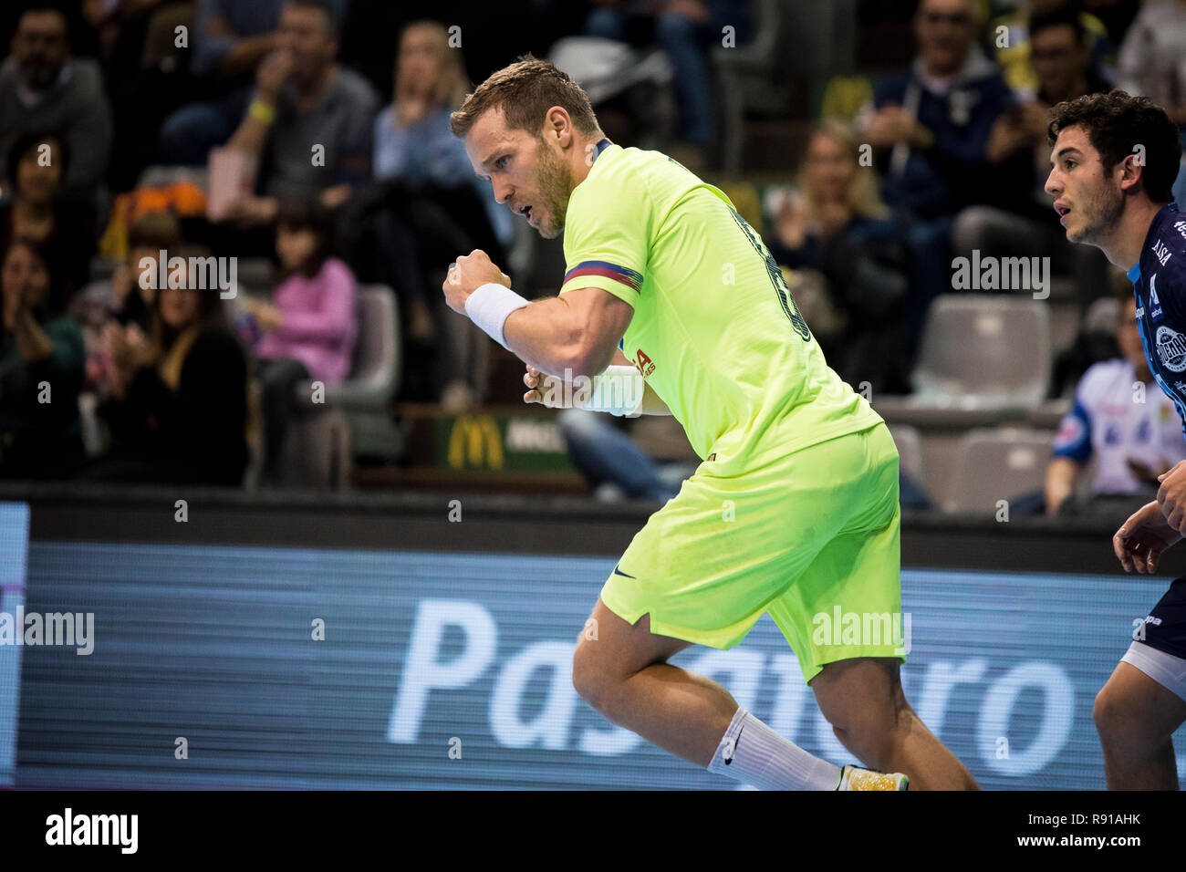 15. Dezember 2018 Pabello Barris Nord, Barcelona, Spanien; Halbfinale Copa ASOBAL Handball; FC Barcelona Lassa gegen Ademar Leon; Victor Tomas des FC Stockfoto