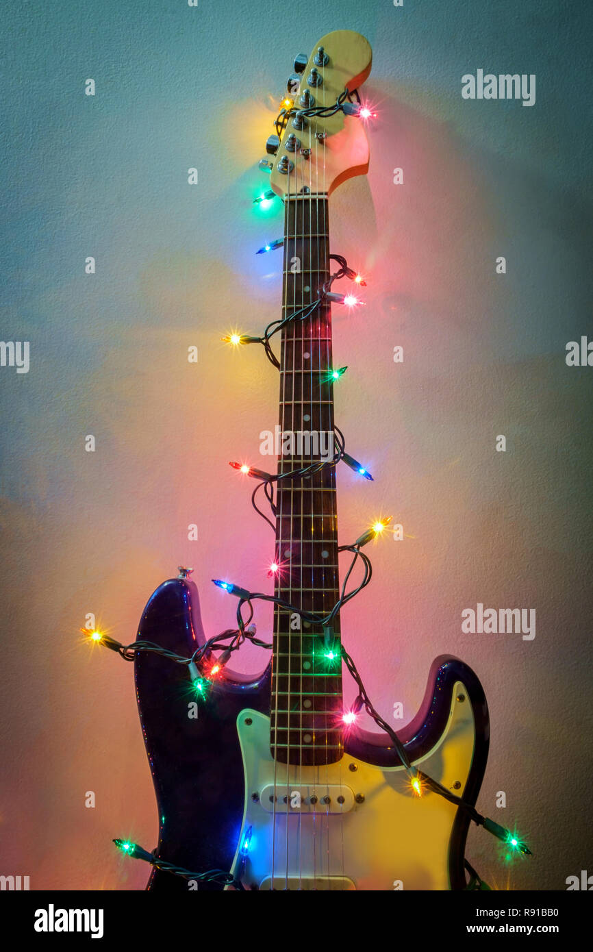 Saisonale Urlaub Musical instrument E-Gitarre in Christmas Tree string  Lichter gewickelt Stockfotografie - Alamy