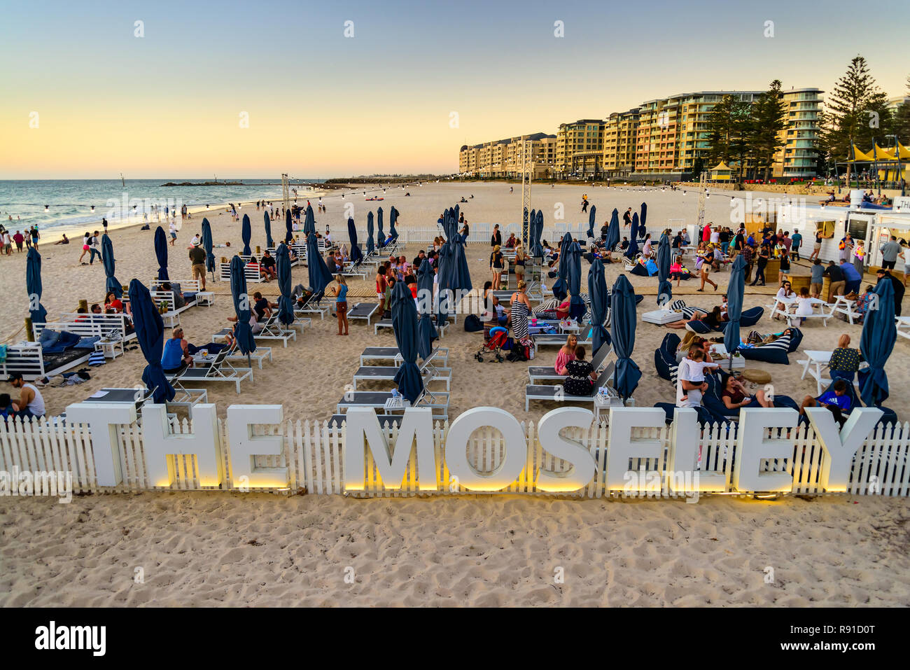 Adelaide, South Australia - 11. März 2018: die Leute an der Moseley Beach Club Cafe genießen den Sonnenuntergang an einem sommerlichen Abend Stockfoto