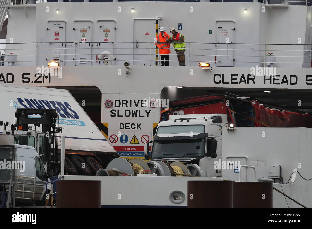 Gestürzte Lkw an Bord der Europäischen Causeway, einem P&O-Fähre, die unterwegs war von Larne in Nordirland Cairnryan Fährhafen, Wigtownshire, wenn es bei starkem Wind gefangen wurde. Stockfoto