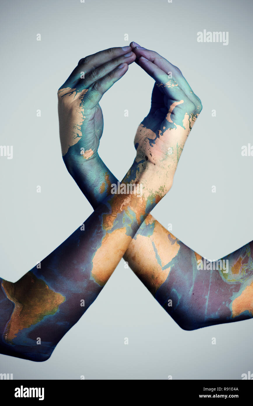 Nahaufnahme der Arme von zwei Männer mit einer Weltkarte (von der NASA möbliert) bilden eine awareness Ribbon gemusterten Stockfoto