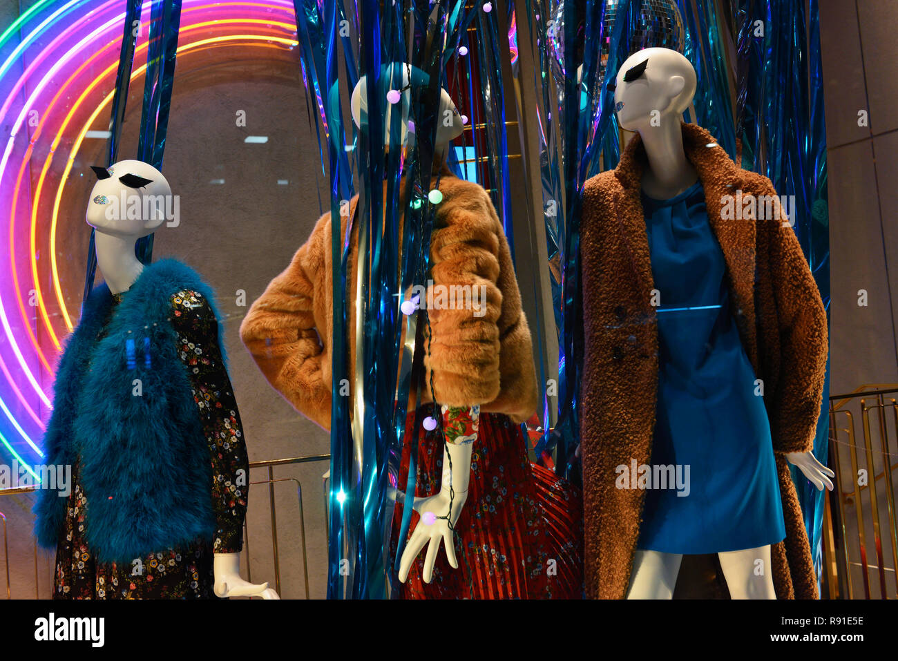 In der Schaufensterpuppen tragen die neuesten Fashion Kollektion von iBlues. Mailand, Lombady, Europa Stockfoto