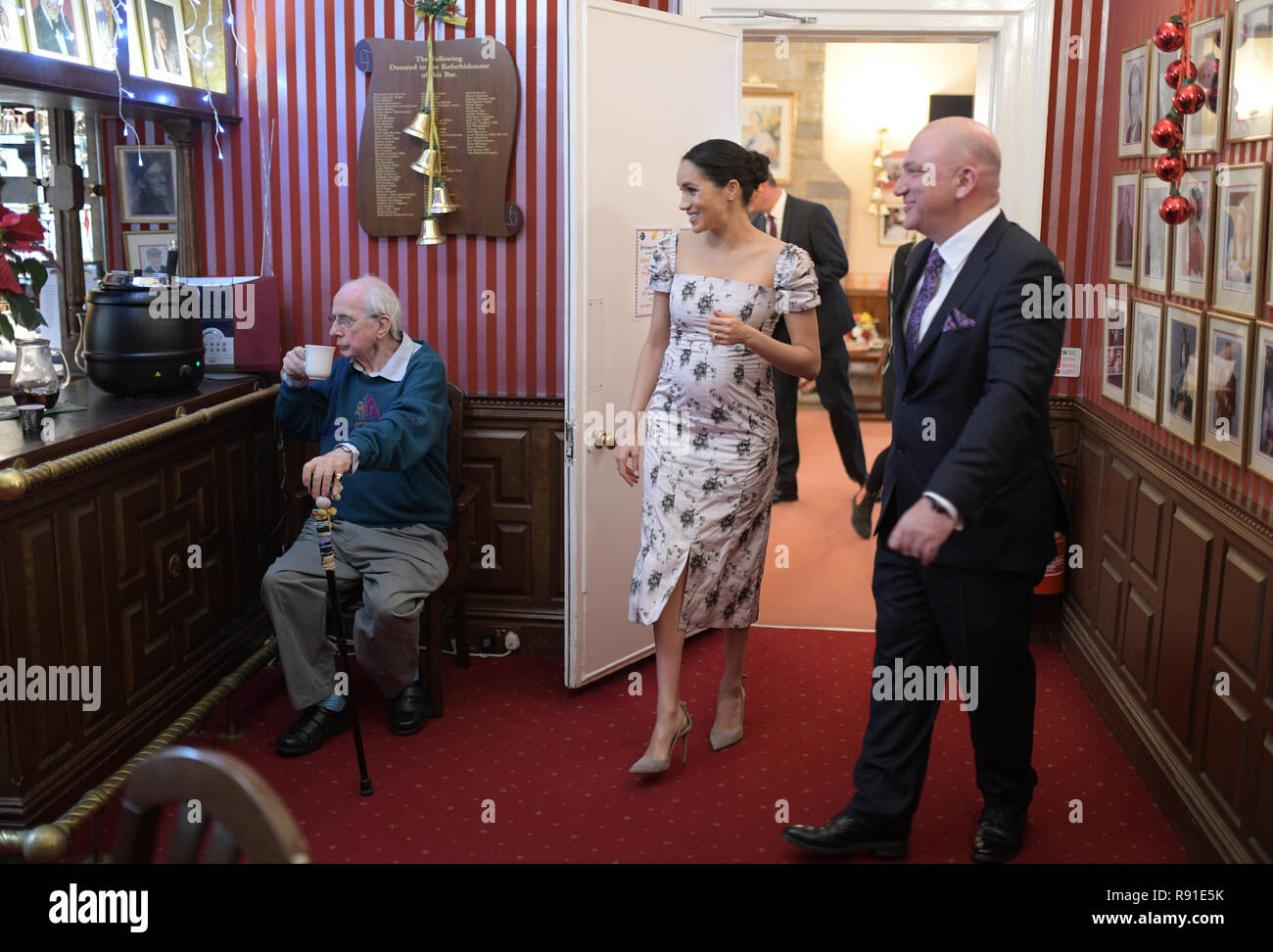 Die Herzogin von Sussex trifft Schauspieler Richard O'Sullivan bei einem Besuch in Wohn- Pflege der Königlichen Vielfalt Liebe und Pflege zu Hause, Brinsworth Haus, in Twickenham, London. Stockfoto