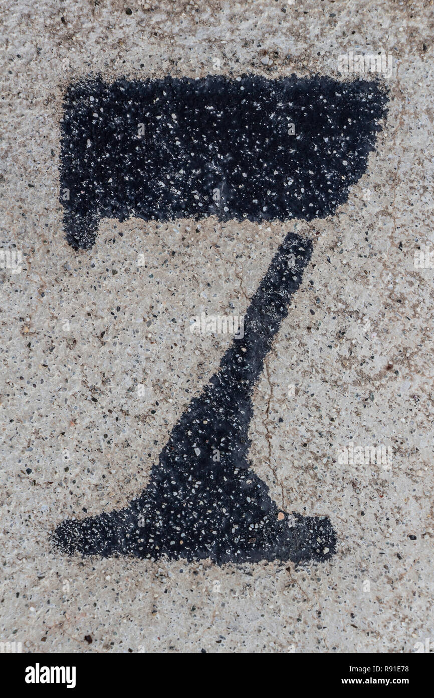 Nummer sieben gemalt Schablone auf konkrete Wal, Nummer 7, Nummer 7 Stockfoto