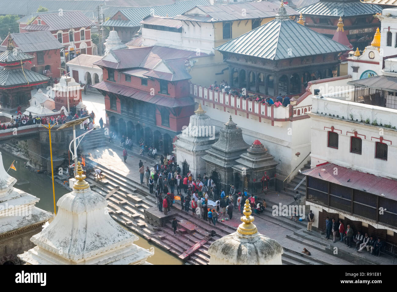 Die einäscherung ghats am Bagmati Fluss in Pashupatinath, wichtigsten hinduistischen Tempel in Nepal, Kathmandu. Stockfoto